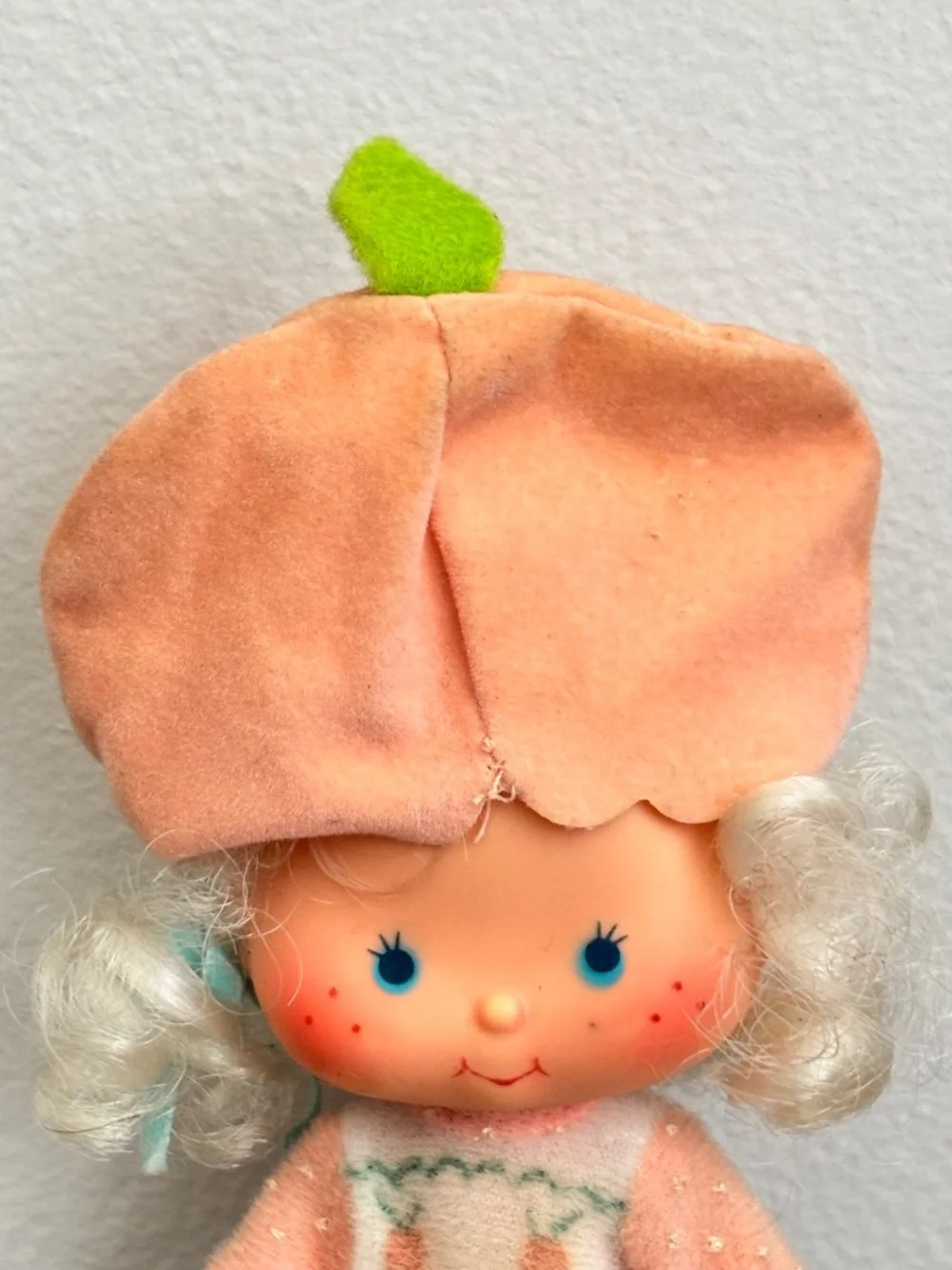 VINTAGE Strawberry Shortcake Apricot Doll Figure Outfit Curly White Hair 1979